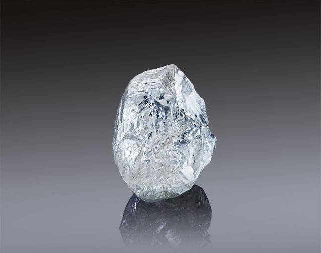 Viên kim cương hơn 2 triệu USD, to bằng quả bóng bàn