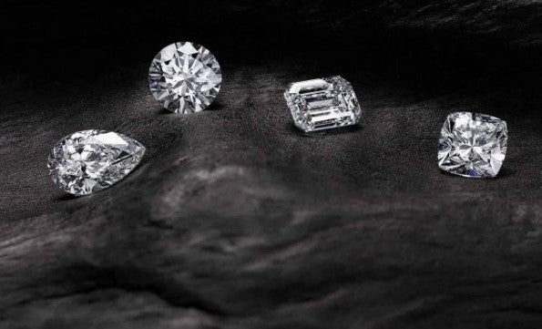 So sánh nhẫn cưới kim cương và nhẫn cưới moissanite: Nên chọn loại nào?