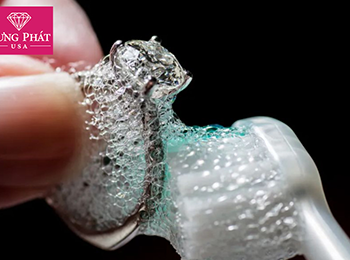 Có thể làm sạch đồ trang sức kim cương bằng giấm không