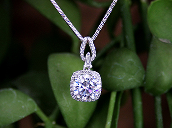 mat-day-chuyen-kim-cuong-duoc-ua-chuong-nhat-hien-nay